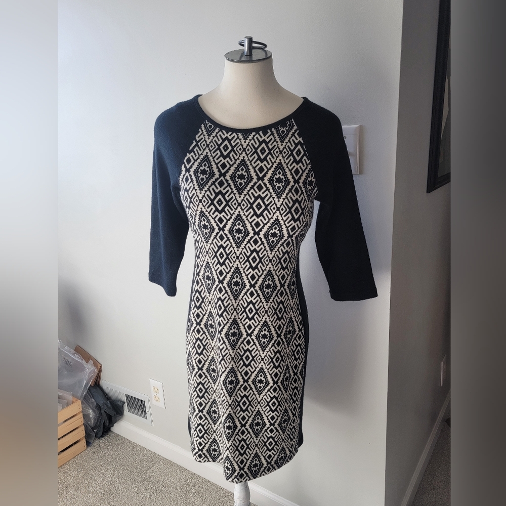 Chic Black and White Patterned Long Sleeve Dress